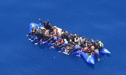 Rescatan a 55 migrantes de una patera semisumergida en Lanzarote