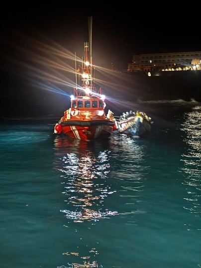 Rescatan a 125 migrantes en cayuco cerca de El Hierro