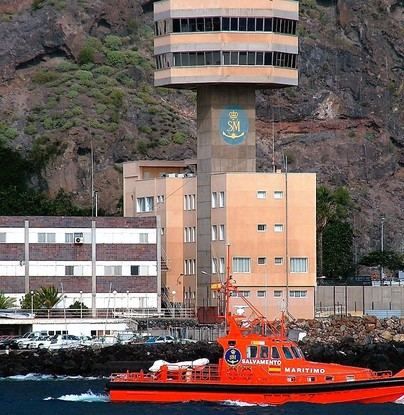Rescatan a tres personas tras fallo en el motor de su embarcación en Los Cristianos