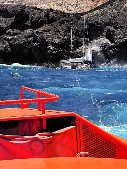 Velero a la deriva es rescatado cerca de Tenerife tras emitir alerta de emergencia