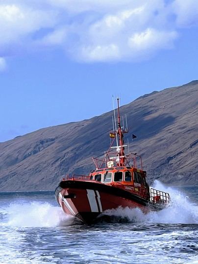 Rescatan a 77 personas de una patera cerca de Arrecife