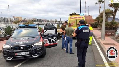 Menor rescatado tras saltar al mar para escapar de la policía