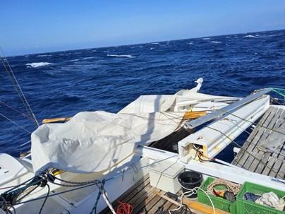 Catamarán a la deriva en La Gomera es remolcado por Salvamar Mizar
