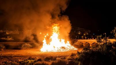 Gran hoguera en Siete Puentes con nuevo arco simbólico