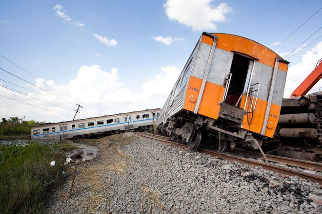 Cinco muertos y más de un centenar de heridos al descarrilar un tren en Bangladesh
