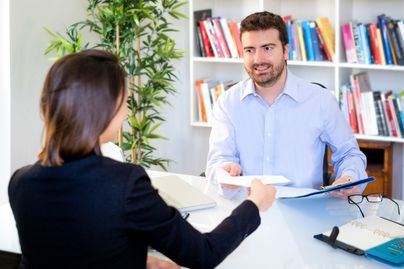 Las mujeres son un 30 por ciento más activas que los hombres a la hora de buscar otro empleo