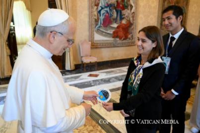 Doctorandos del IAC entregan al Papa una pegatina con el logo del Instituto
