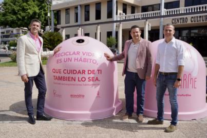 Arona visibiliza la lucha contra el cáncer de mama con la instalación de dos iglús rosa para el reciclaje de vidrio