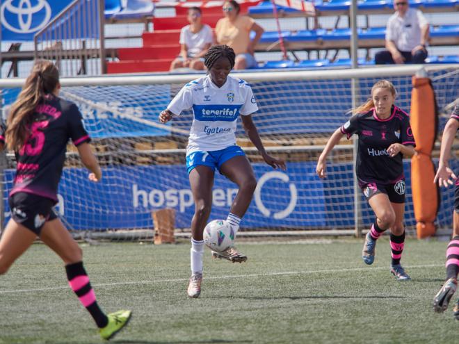 La UDG Tenerife se estrena con un sólido triunfo ante su afición