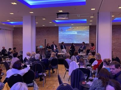 Tenerife ilumina Berlín con una original promoción apoyada en los protagonistas de la serie Balko