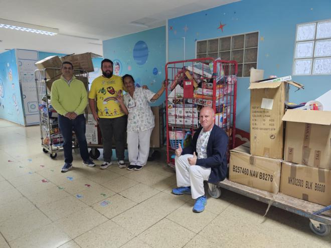 Kilómetros por Sonrisas hace entrega de juguetes en el Materno Infantil de Gran Canaria