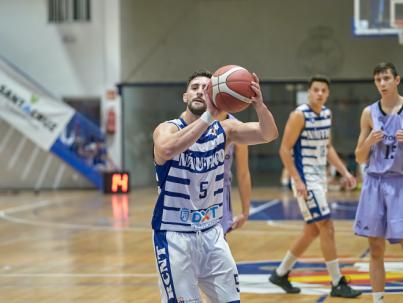 El líder no da opciones al RC Náutico