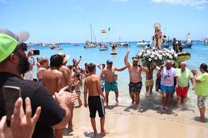 Playa Blanca y su tradición marinera se rinden a la Virgen del Carmen