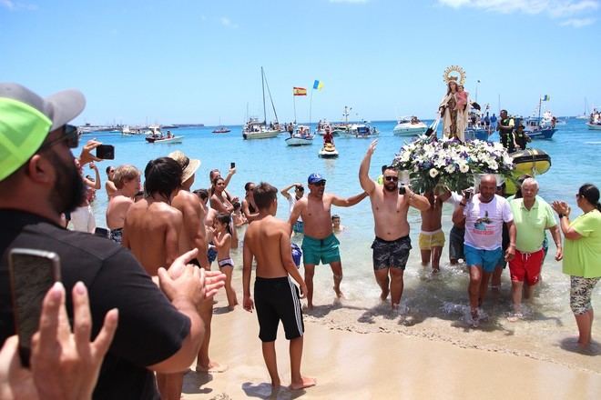 Playa Blanca y su tradición marinera se rinden a la Virgen del Carmen