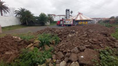 El Ayuntamiento vierte tierra y restos de la zona afectada por termitas en el casco histórico