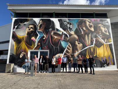 Tías presenta el mural de Erik Air en el Pabellón de Deportes