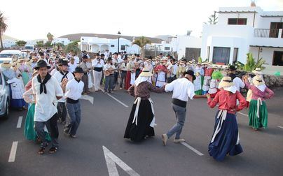 Yaiza da inicio a sus fiestas con el pregón y festival folklórico
