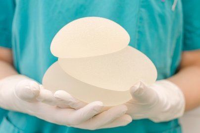Francia prohíbe varios implantes mamarios por su potencial cancerígeno