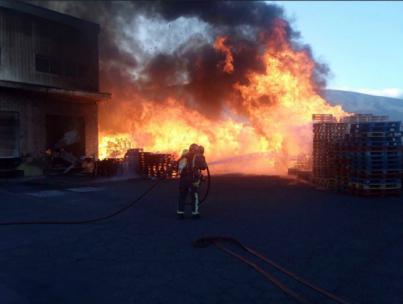 Incendio de nivel 3 afecta nave en Valle de Güímar