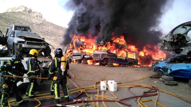 Bomberos de Tenerife intervienen en la extinción de un incendio en un desguace en Arona