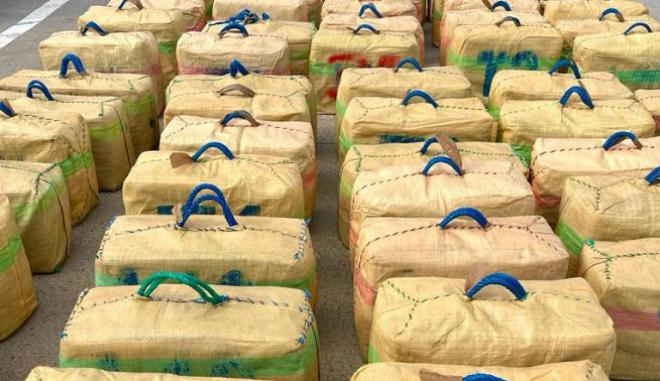 Tripulantes de velero incendian embarcación cargada de cocaína