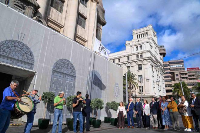 El Cabildo de Tenerife iza la bandera de la Virgen de los Reyes