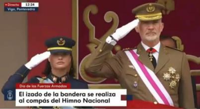 La bandera de España cae al suelo durante su izado en el Día de las Fuerzas Armadas