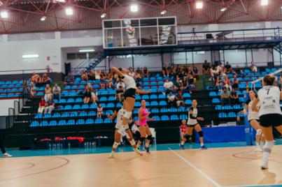 El Arona Voley cierra su temporada como local con un cómodo triunfo sobre Madrid Chamberí