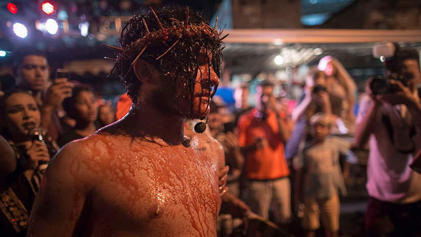 Un espontáneo intenta 'salvar' a Jesús de la cruz y agrede a un actor del Viernes Santo