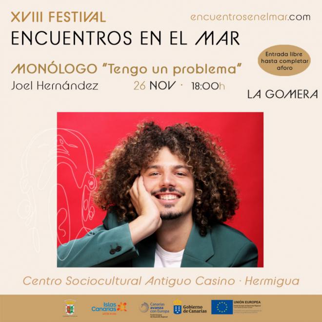El humorista y actor Yoel Hernández interpreta su monólogo ganador del Regia Comedy, en el Festival Encuentros en el Mar