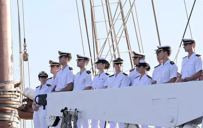 Elcano llega a Tenerife con la princesa Leonor a bordo