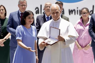 Carolina Darias entrega la Llave de Oro de la Ciudad al papa León XIV