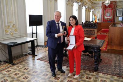 La alcaldesa recibe en las Casas Consistoriales al ministro de Industria y Turismo