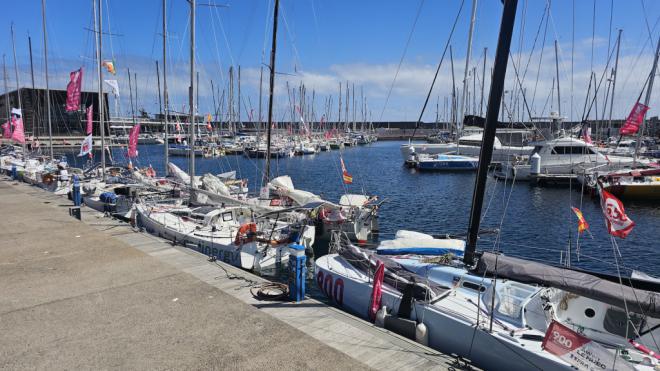 La flota de la regata La Boulangère Mini Transat 2025 ya pernocta en La Palma
