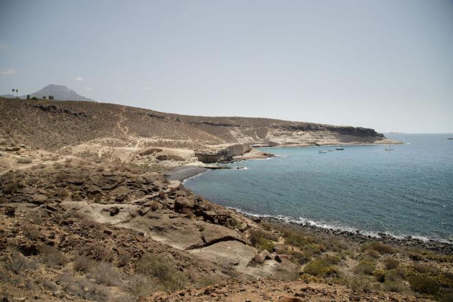 El dispositivo de vigilancia del Cabildo desaloja a más de 50 personas de La Caleta