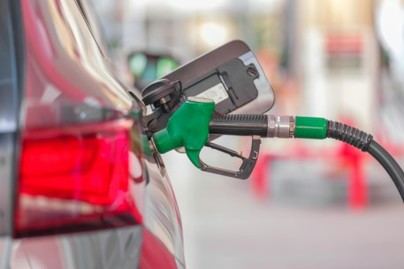 Prohibida la publicidad de vuelos cortos y combustibles fósiles