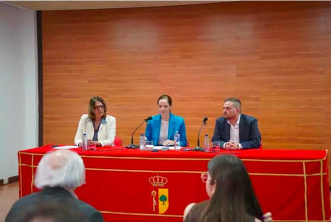 La portavoz de CC en el Ayuntamiento de Arona, Clari Pérez, la alcaldesa, Fátima Lemes, y el concejal de Vox, Naim Yánez, en la presentación del nuevo pacto de gobierno