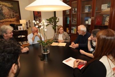 La presidenta del Parlamento recibe el Estatuto de Neutralidad