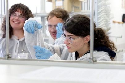 Los estudiantes disfrutan la ciencia, pero evitan carreras de investigación