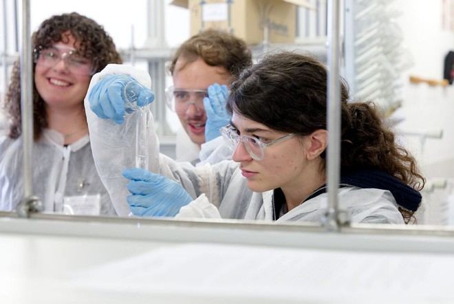 Los estudiantes disfrutan la ciencia, pero evitan carreras de investigación