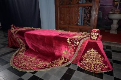 La Virgen de Los Reyes recibe un nuevo manto