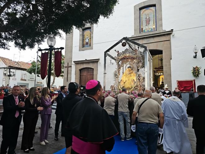 La Virgen del Pino se encuentra con el Santo Cristo de Telde tras recorrer las calles de San Gregorio