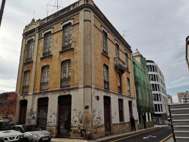 La Asociacón Nuestro patrimonio protesta por el derribo de la Casa Peréz Soto