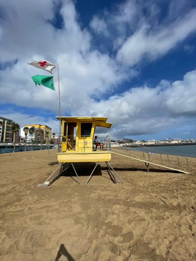 La playa de Las Alcaravaneras recupera la normalidad