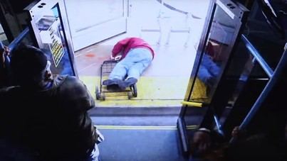 Muere un anciano tras ser empujado por una joven en un autobús de Las Vegas