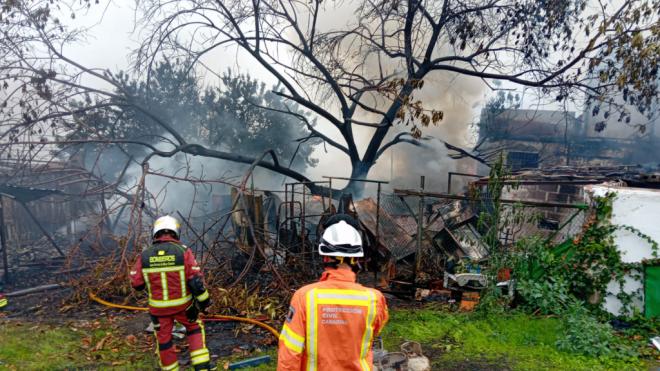 Los Bomberos de Las Palmas de Gran Canaria controlan un incendio en una finca en el Lomo Sabinal