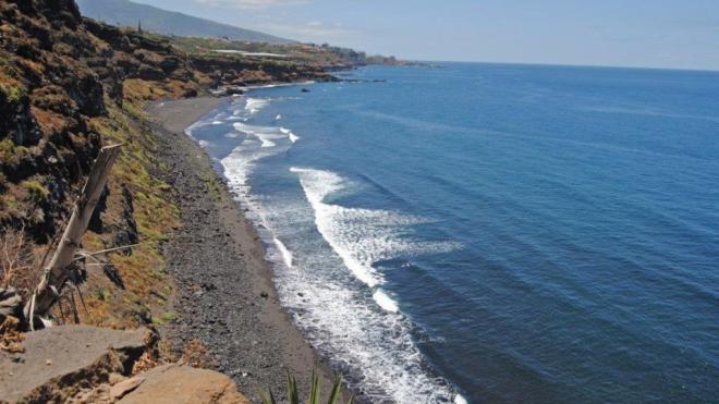 'El Cabildo renuncia a reabrir la playa de Los Patos para los tinerfeños'