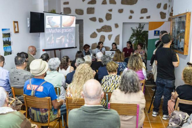 La voz de las loceras de La Atalaya resuena en un homenaje a su legado