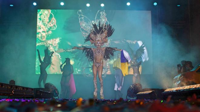 La Reina y las drags del Carnaval de LPGC brillan en la Puerta del Sol