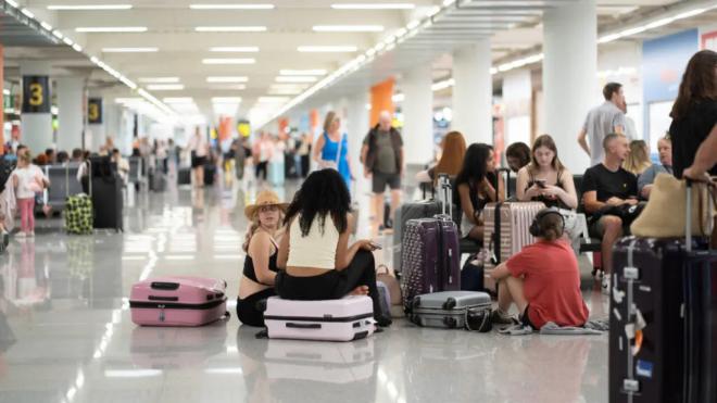 Las low cost encarecen en 56 euros los billetes por cobrar el equipaje de mano